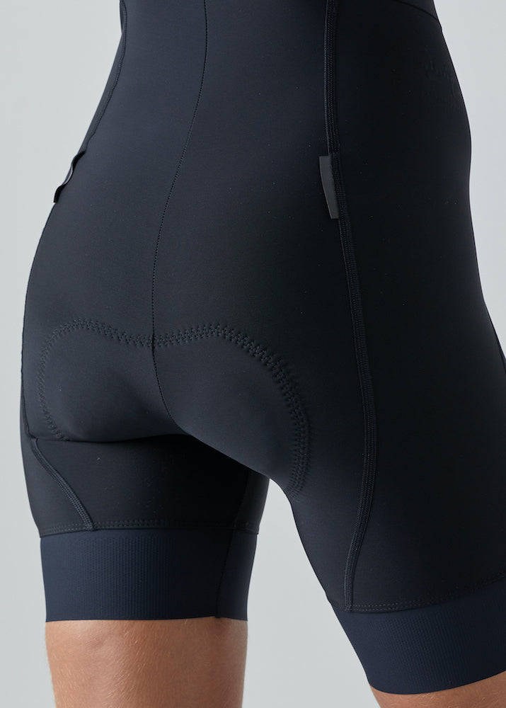 Detalle posterior pantaloneta negra mujer marca givelo