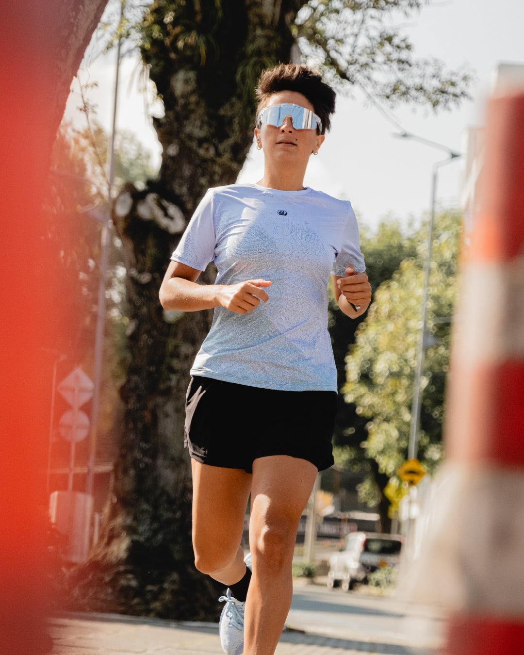 Mujer entrenando con ropa running ligera y técnica diseñada para correr en clima cálido en Colombia