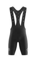 Imagen frontal del render de pantaloneta gris de alta calidad, diseño moderno y cómodo, ideal para ciclismo de ruta, disponible en La Clásica