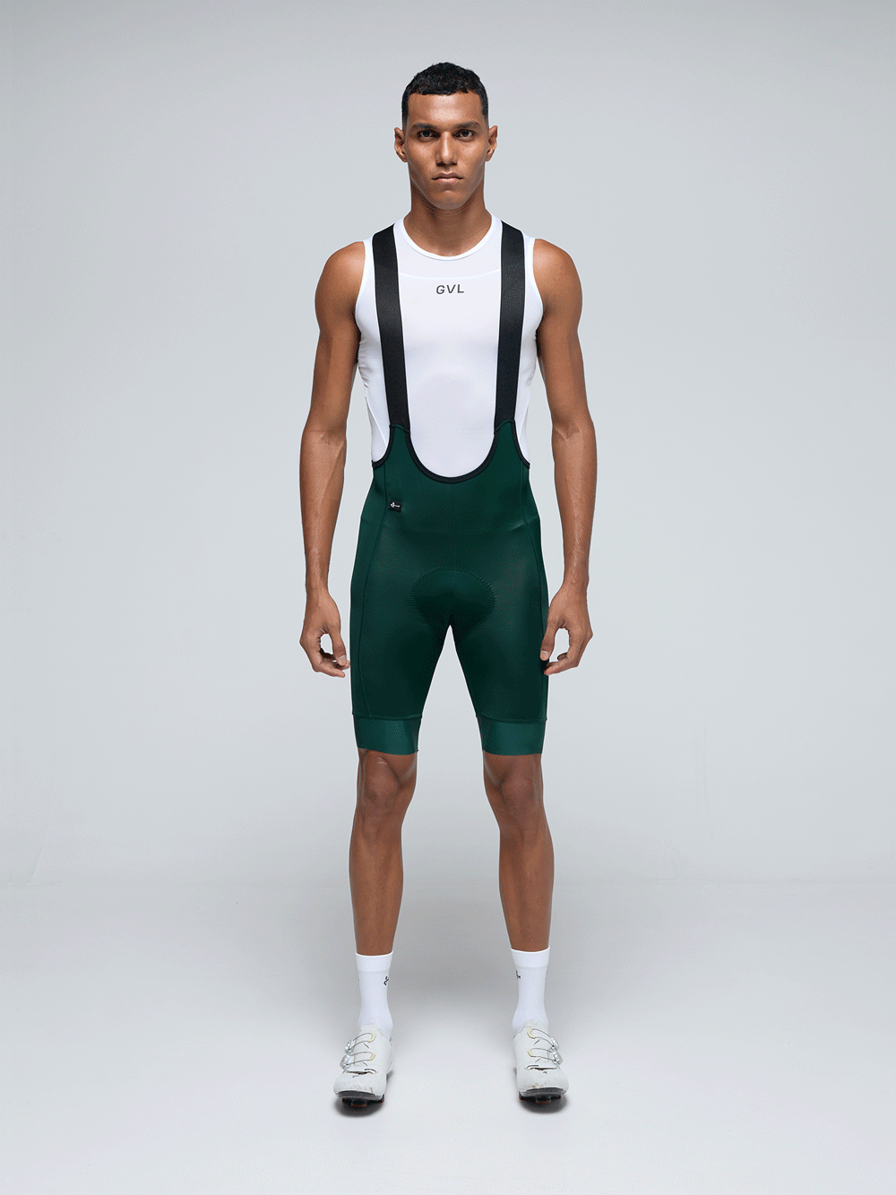 Vista 360 de modelo con pantaloneta Verde Givelo