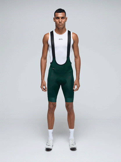 Vista 360 de modelo con pantaloneta Verde Givelo
