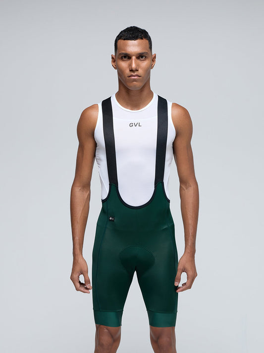 Modelo con pantaloneta verde oscura clasica
