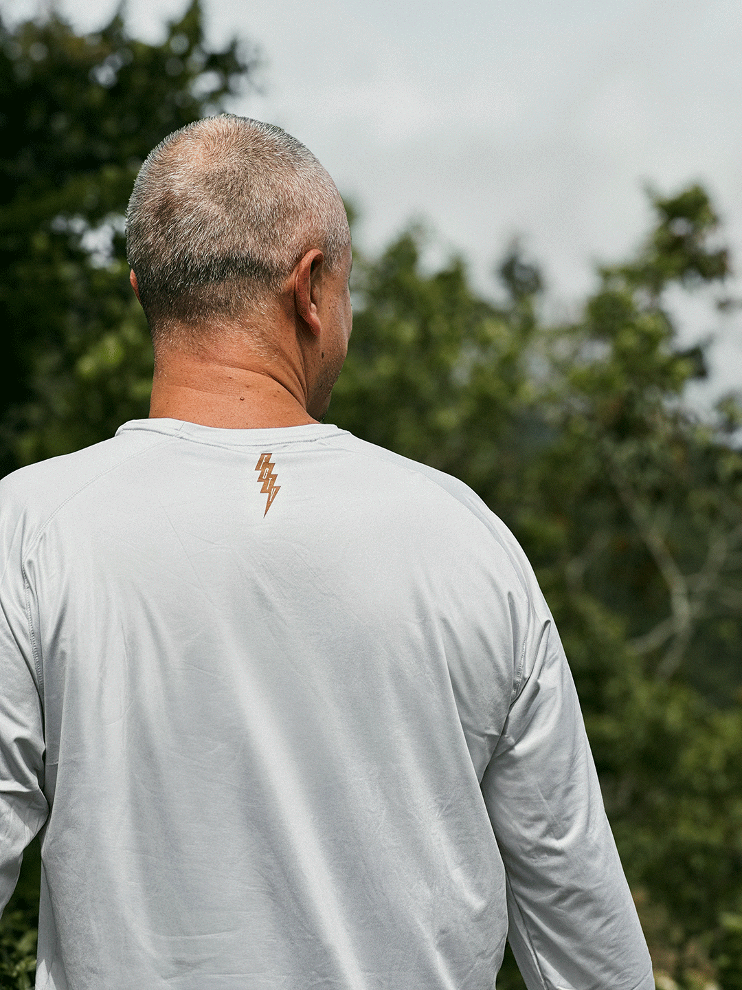 Jersey manga larga técnico con transporte de humedad detalle trasero.