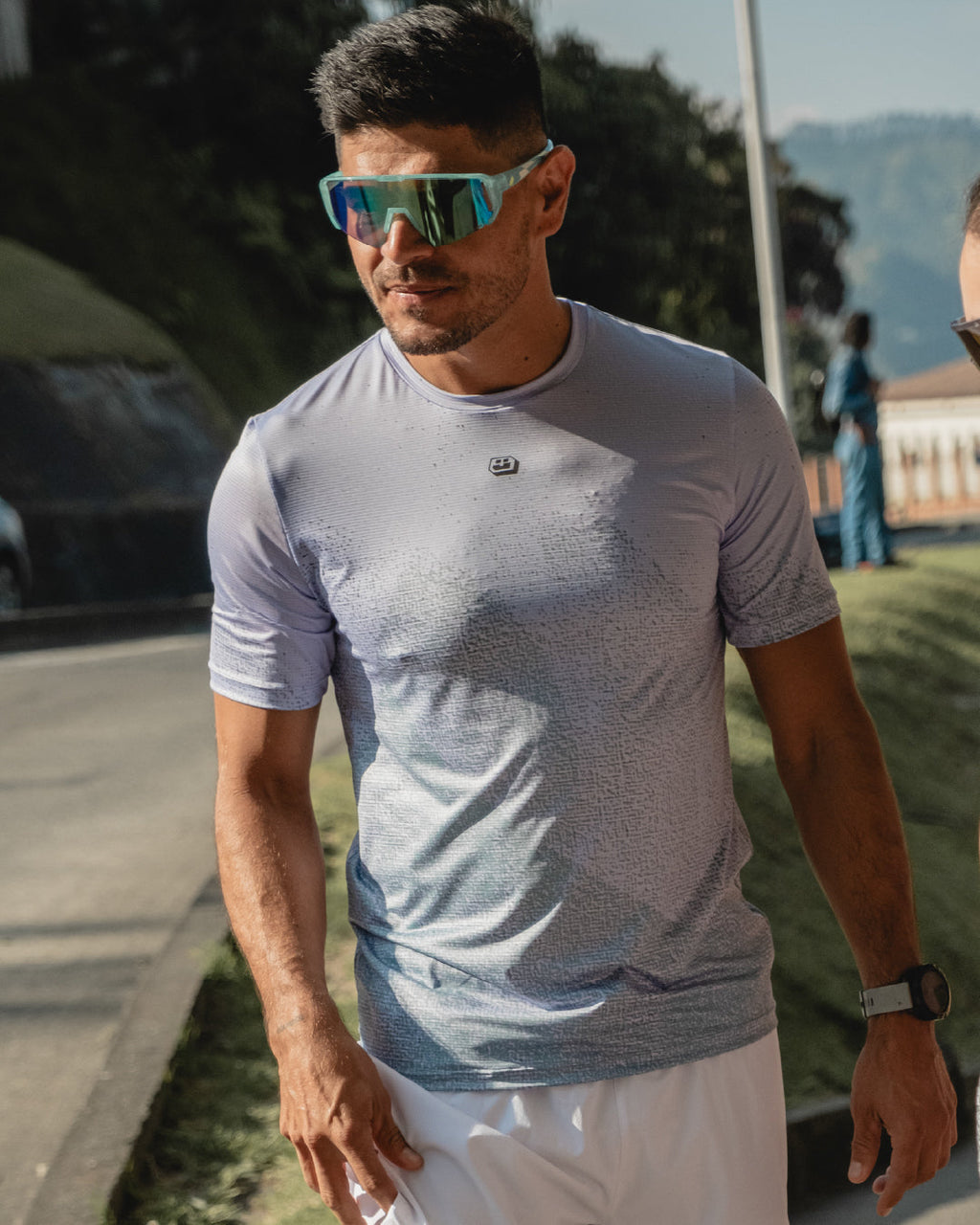 Corredor usando Jersey Running Atmosphere 1.0 para hombre, vista frontal completa