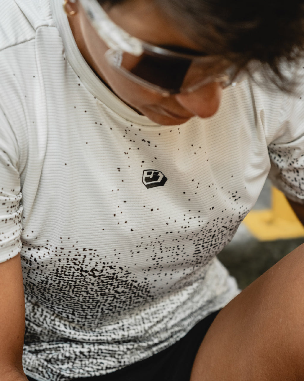 Corredora con Jersey Running atmosphere 2.0 para mujer, vista frontal detalle