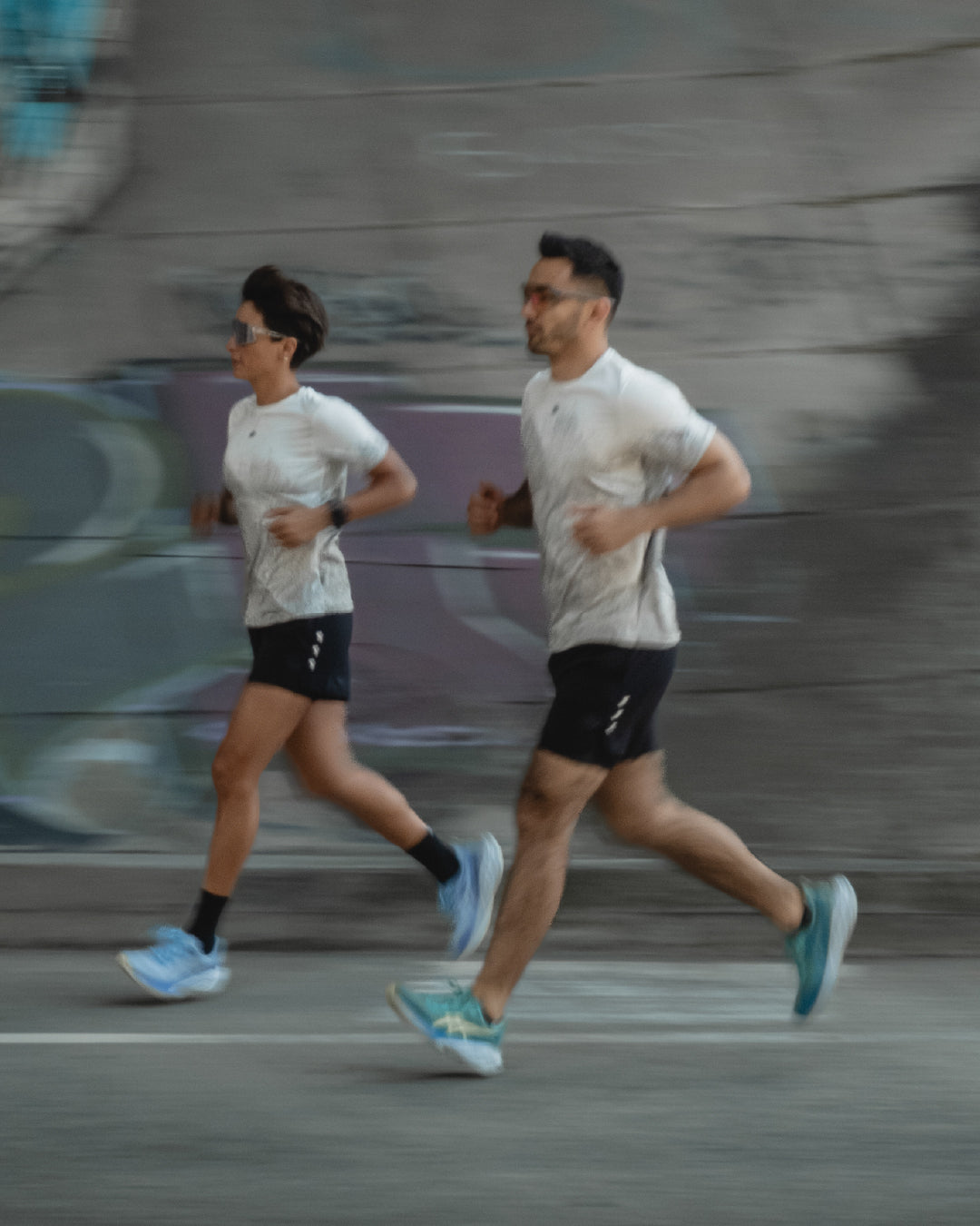 Corredora con Jersey Running atmosphere 2.0 para mujer, vista lateral completa