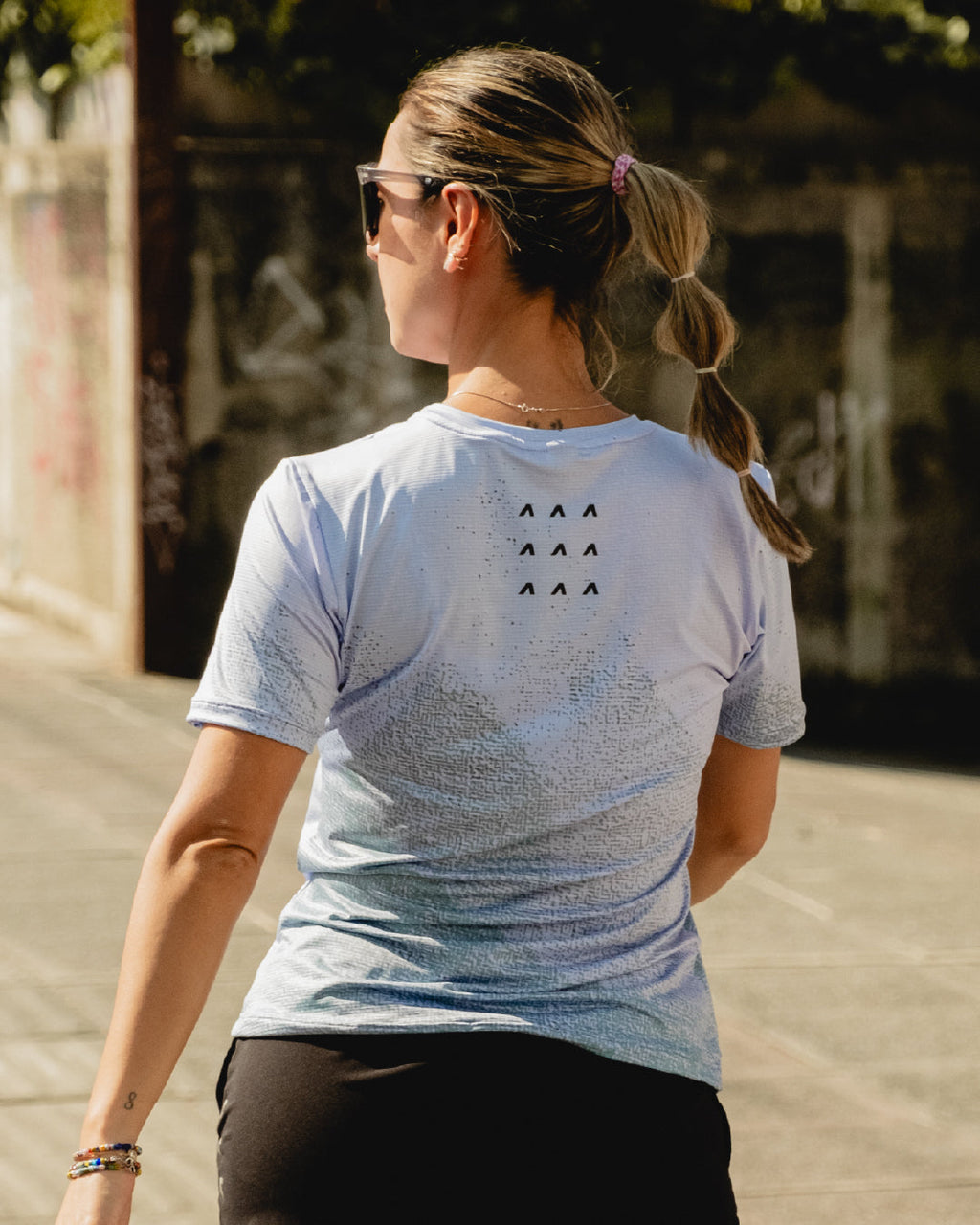 corredora con Jersey Running atmosphere 1.0 para mujer, vista trasera completa