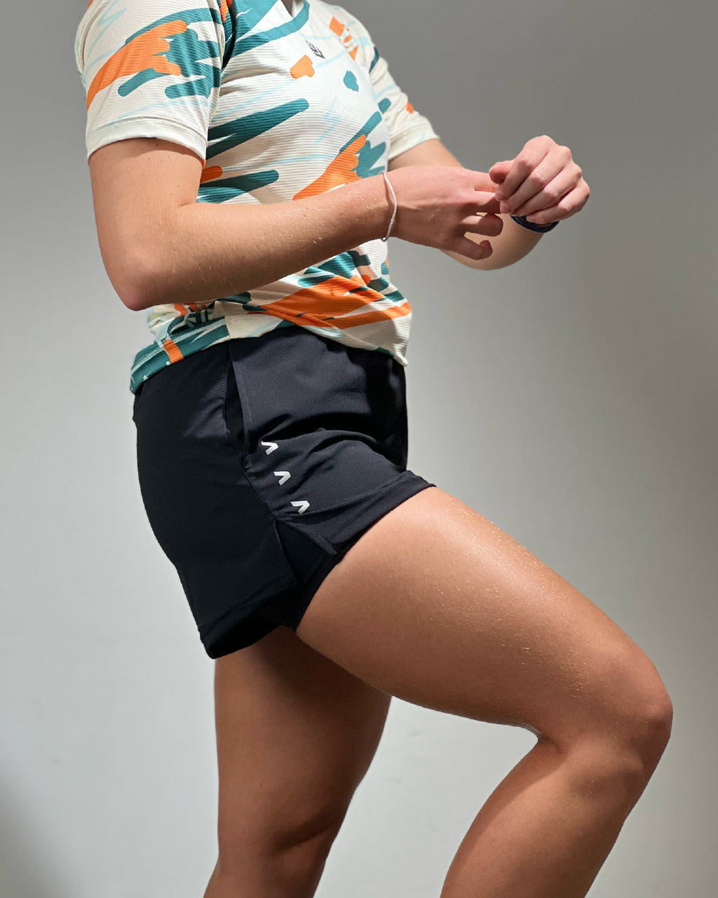 Corredota con Jersey Running graffiti beige para mujer, vista lateral detalle