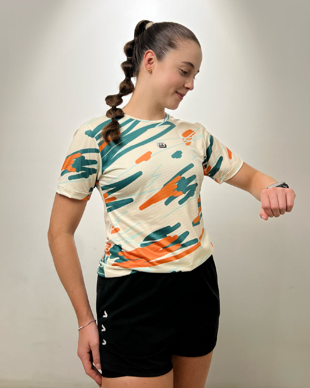 Corredora con Jersey Running graffiti beige para mujer, vista frontal completa