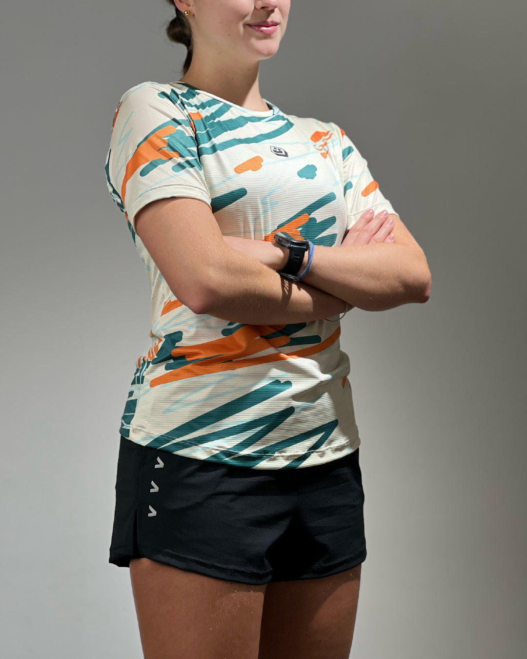 Corredota con Jersey Running graffiti beige para mujer, vista lateral completa