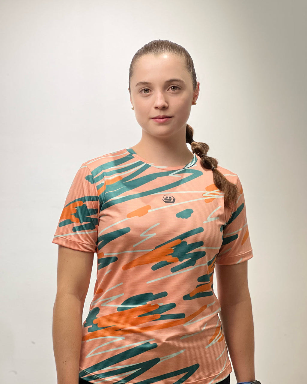 Corredora con Jersey Running graffiti coral para mujer, vista frontal completa