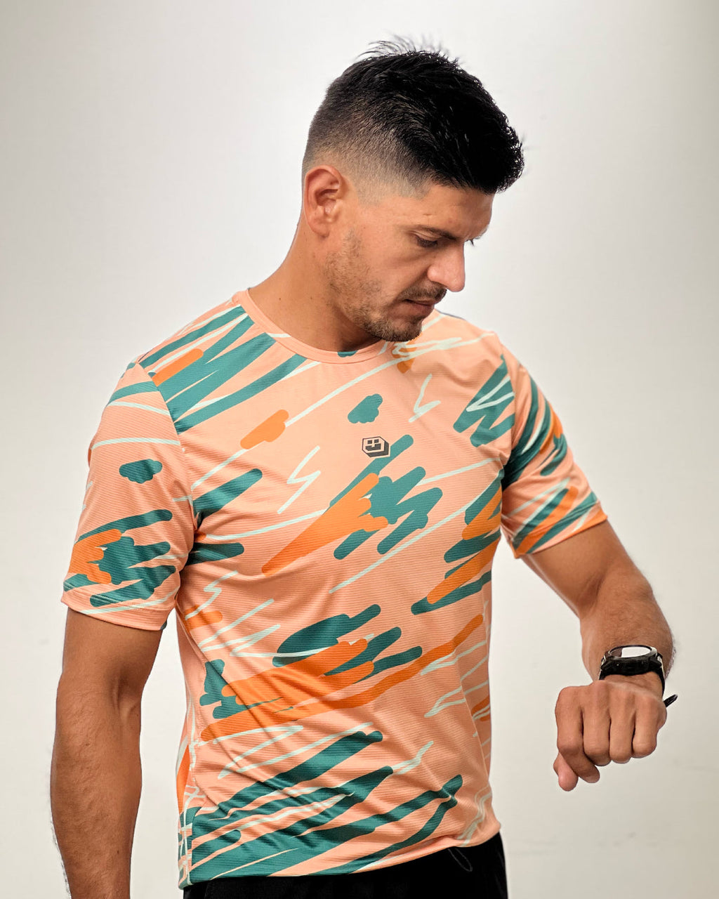 Corredor con Jersey Running graffiti coral para hombre, vista frontal completa