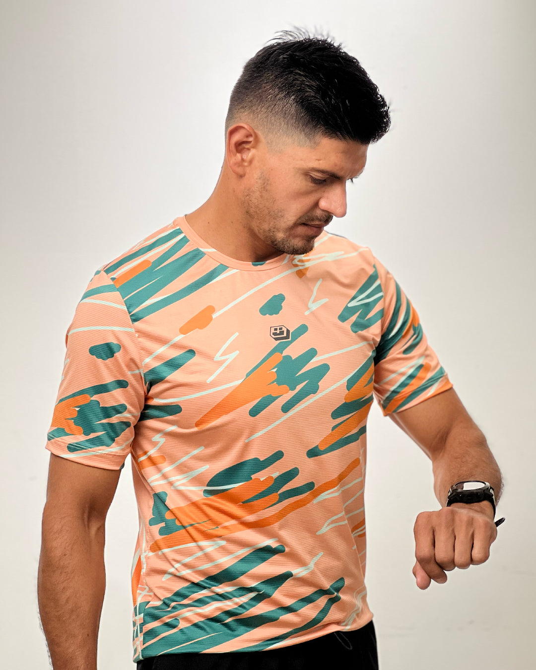 Corredor con Jersey Running graffiti coral para hombre, vista frontal completa