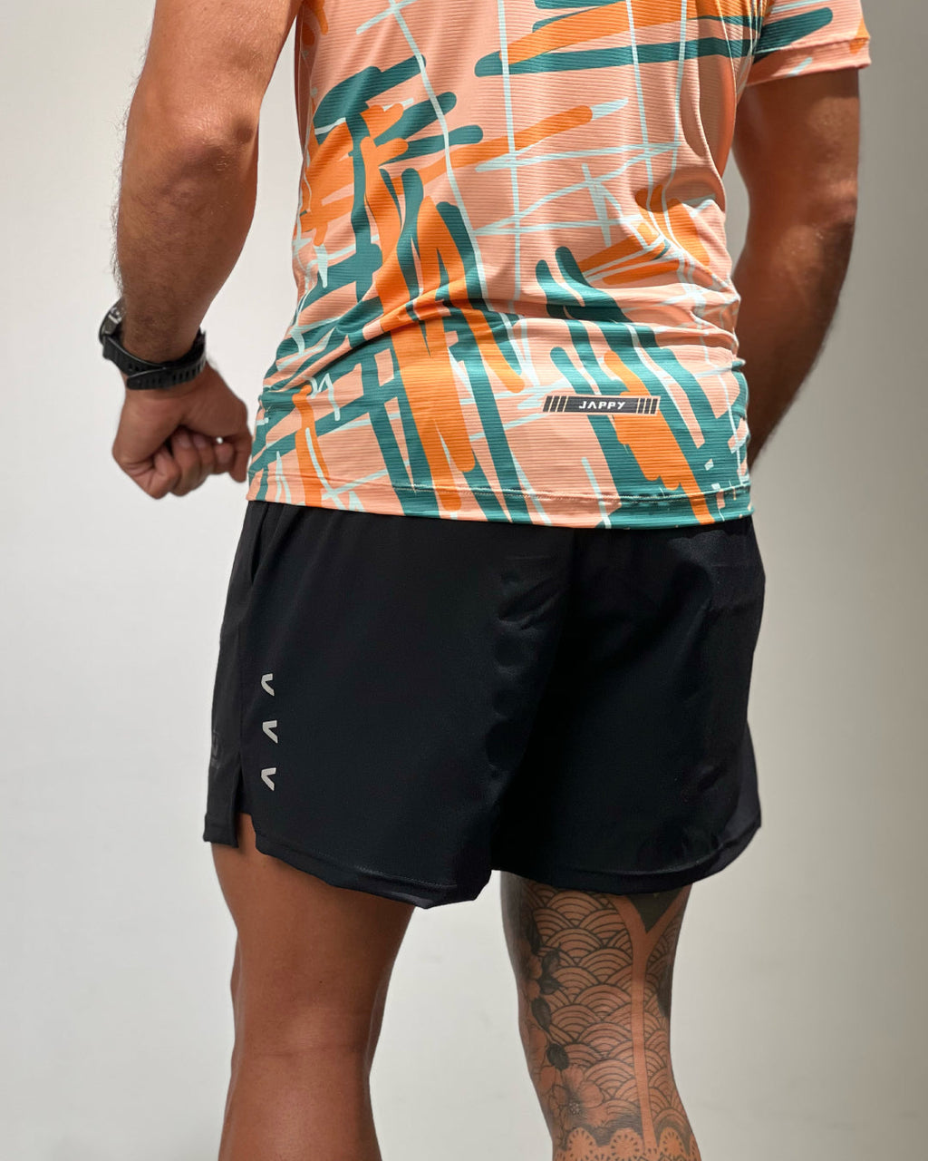 Detalle Jersey Running graffiti coral para hombre, vista trasera completa