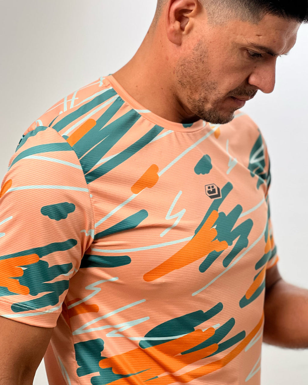 Detalle de Jersey Running graffiti coral para hombre, vista lateral completa