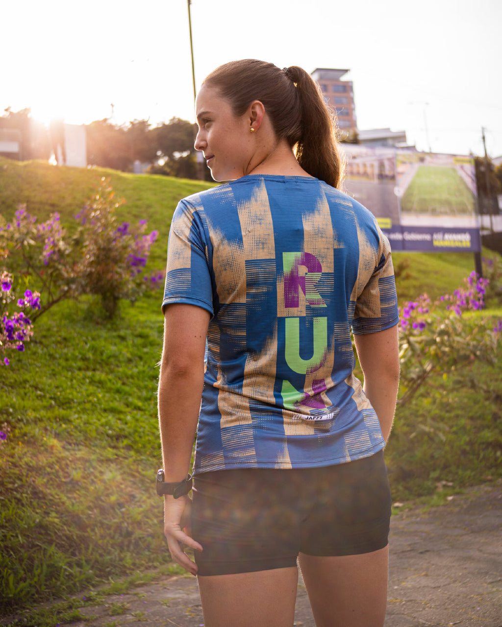 Corredora con Jersey Running ultimate azul para mujer, vista trasera completa