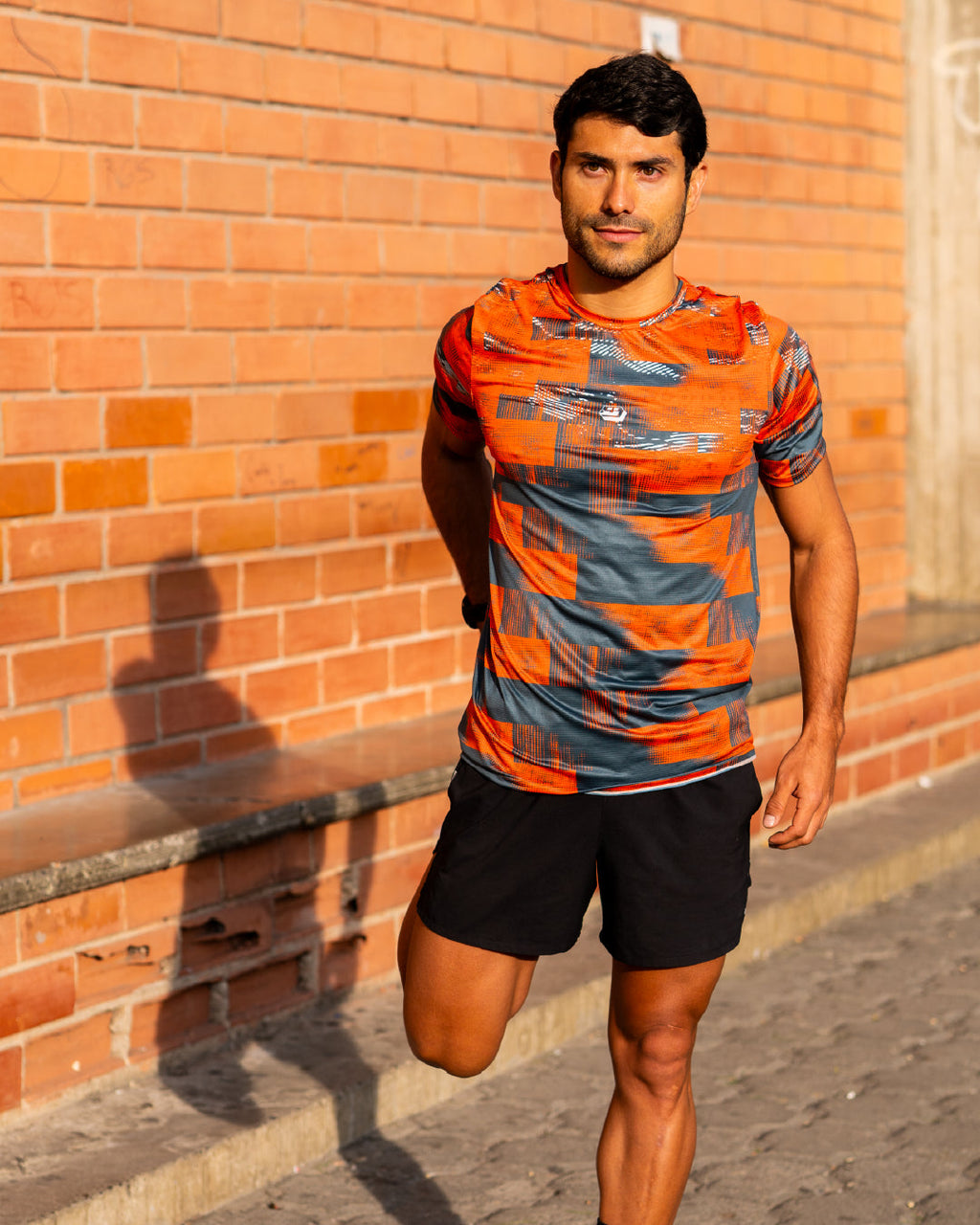 Corredor usando Jersey Running Ultimate naranja para hombre, vista frontal completa