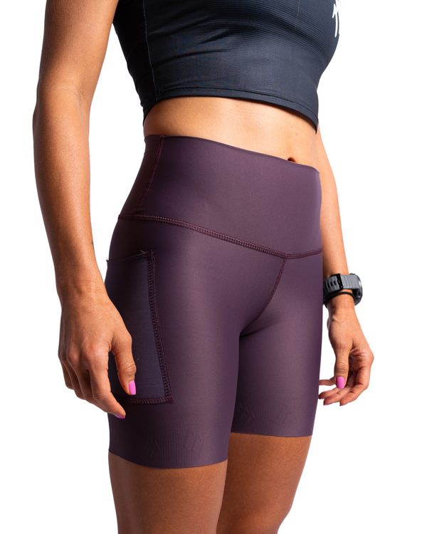 Imagen de Licra de running racer uva de mujer sin costura color uva con diseño sin costuras, múltiples bolsillos, tejido de compresión.