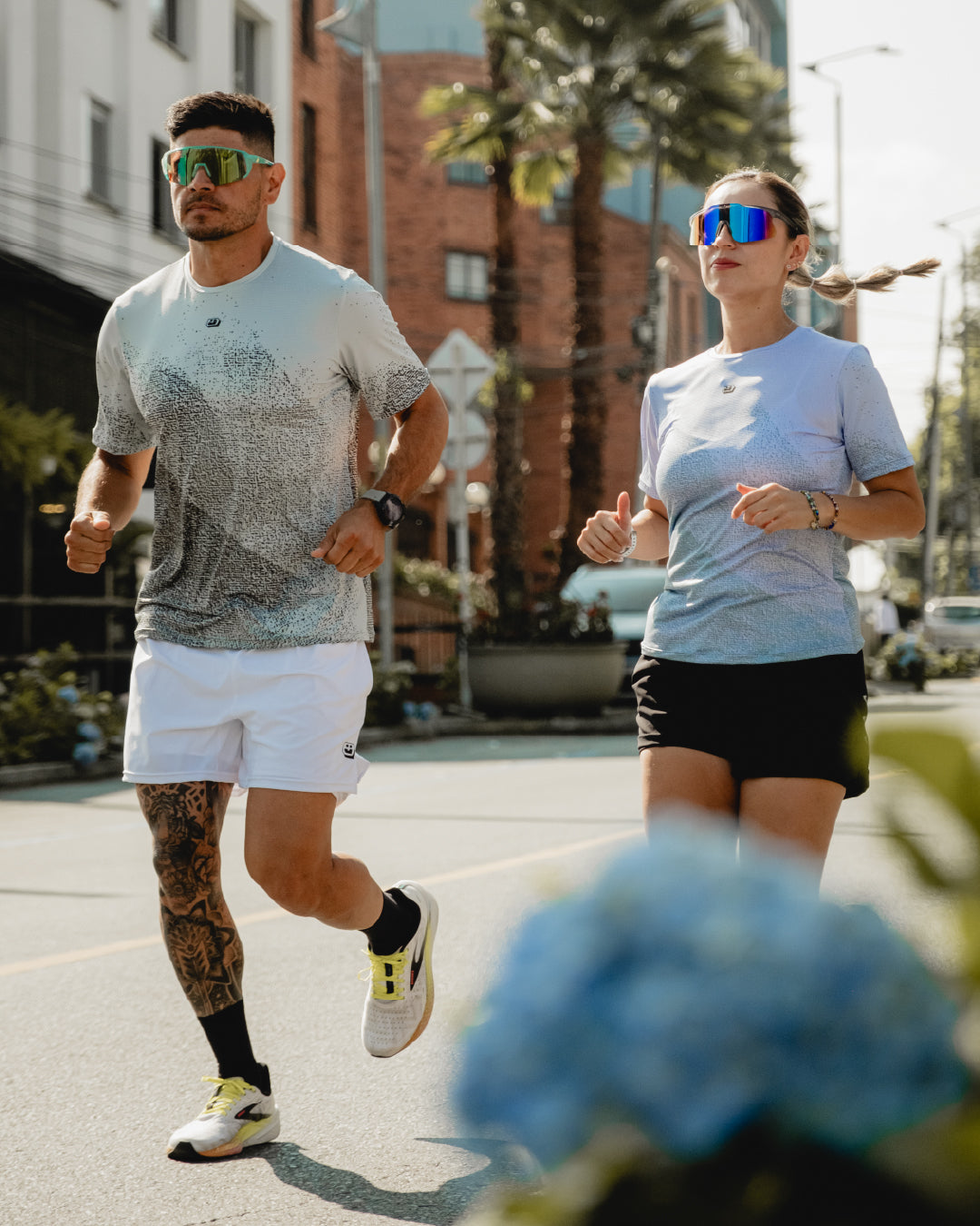 Corredor con Pantaloneta Running Momentum blanca para hombre, vista frontal completa