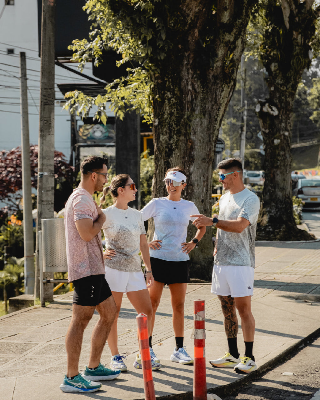 Corredor con Pantaloneta Running Momentum blanca para hombre, vista frontal completa