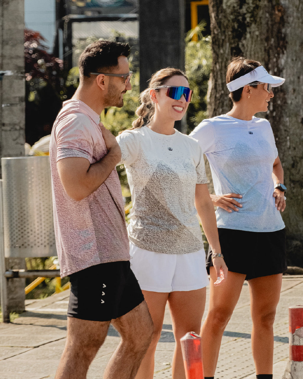 Corredora con Pantaloneta Running Momentum blanca para mujer, vista frontal completa