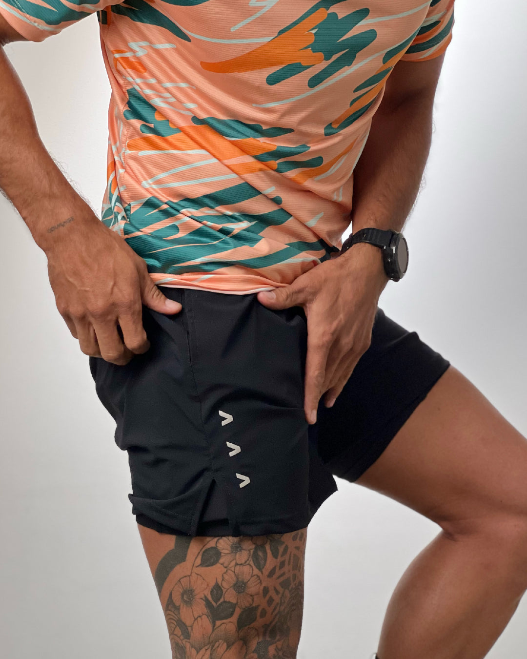 Pantaloneta Running Momentum negra para hombre, vista frontal completa