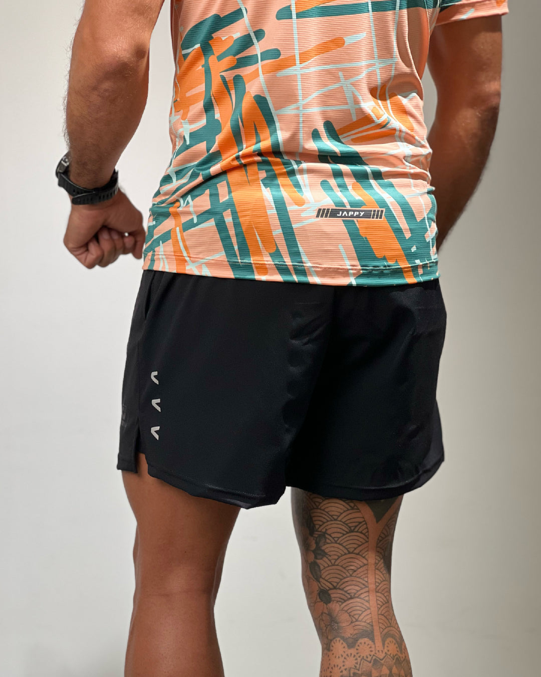 Pantaloneta Running Momentum negra para hombre, vista trasera completa