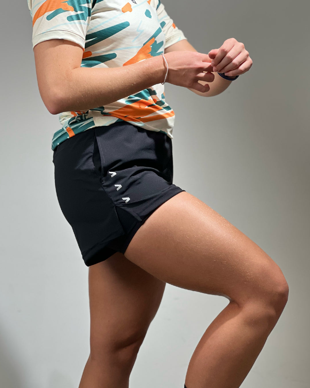 Pantaloneta Running Momentum negra para mujer, vista lateral completa