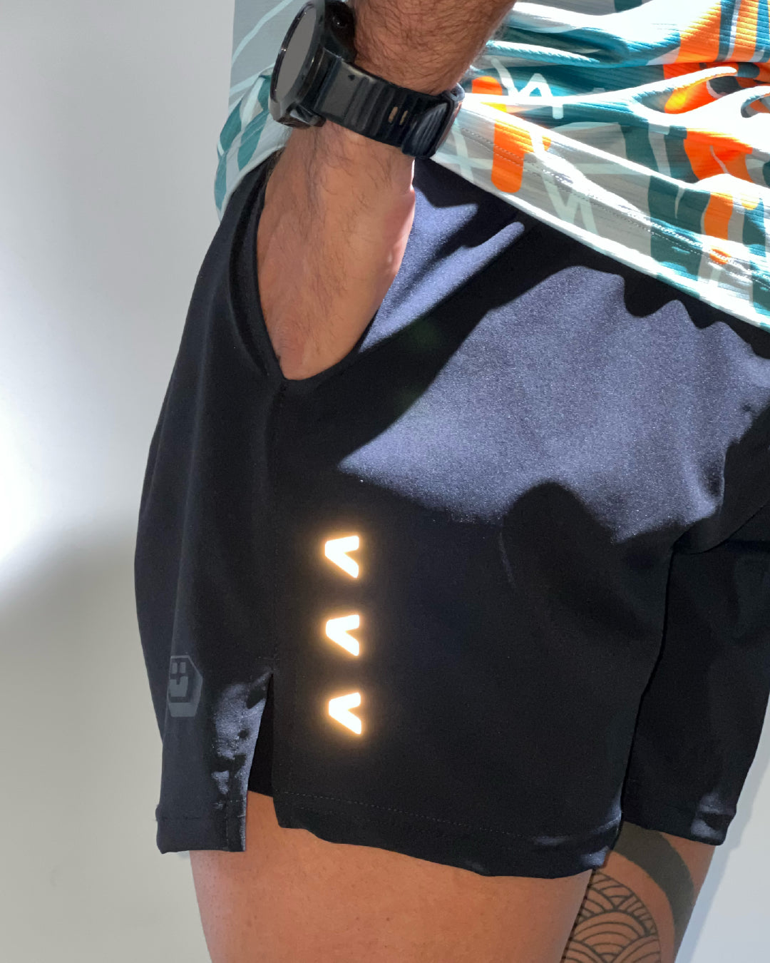 Pantaloneta Running Momentum negra para mujer, vista trasera detalle