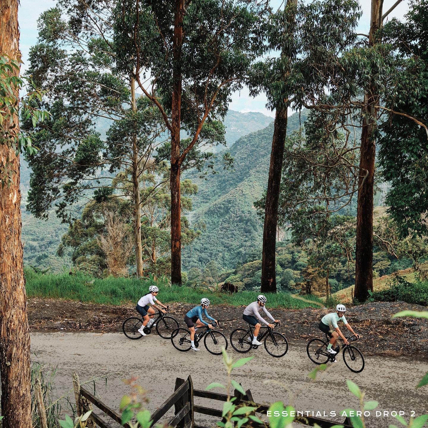 Ciclistas en ruta de gravel colombiana, paisaje montañoso típico de la ropa ciclismo colombiana de La Clásica.