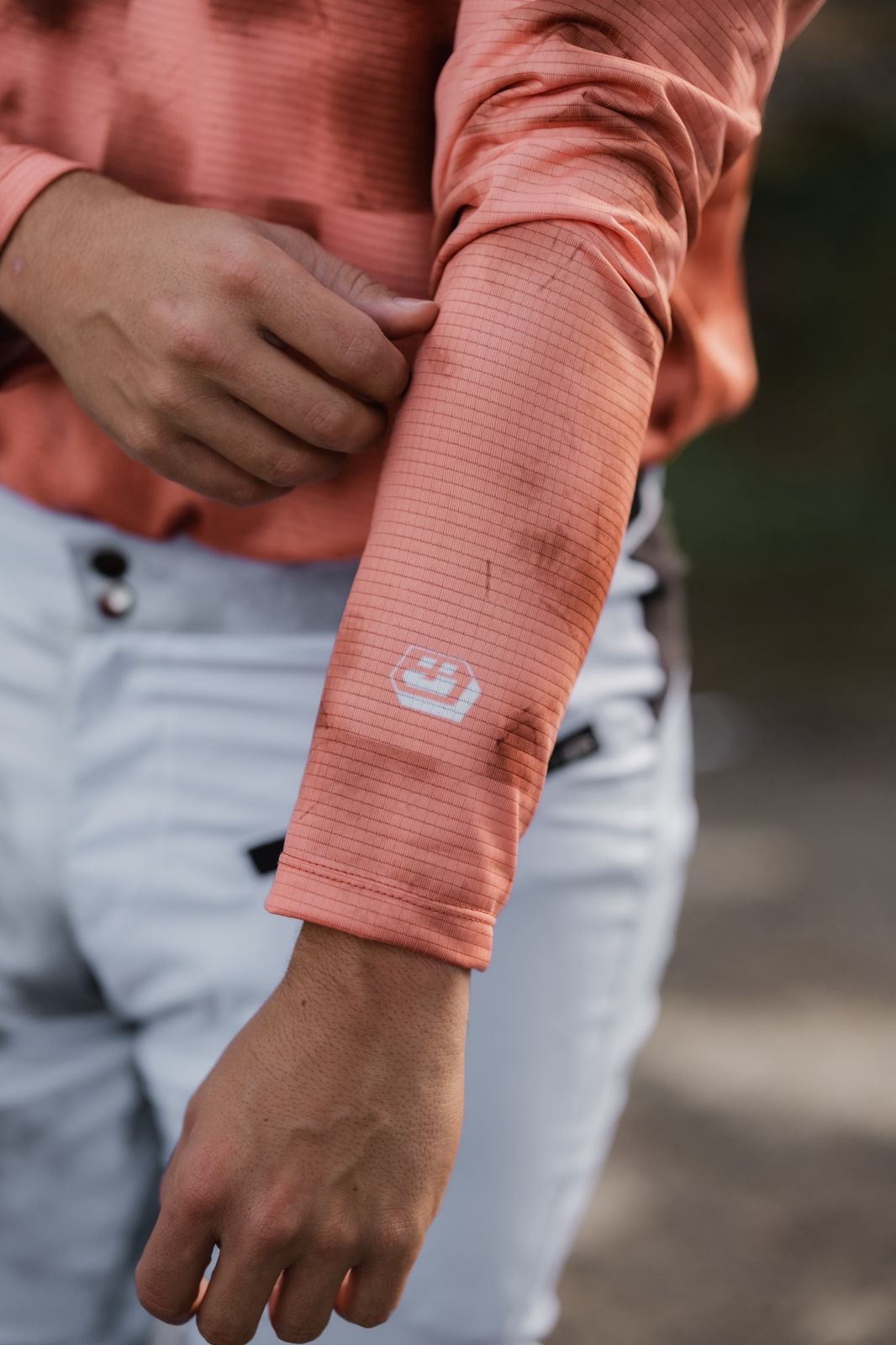 Detalle Jersey MTB para hombre con transporte de humedad, secado rápido y protección UV. Ligero, cómodo y diseñado en Colombia para rutas exigentes.