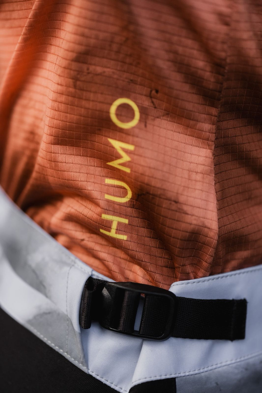 Detalle Jersey MTB para mujer con transporte de humedad, secado rápido y protección UV. Ligero, cómodo y diseñado en Colombia para rutas y terrenos exigentes.