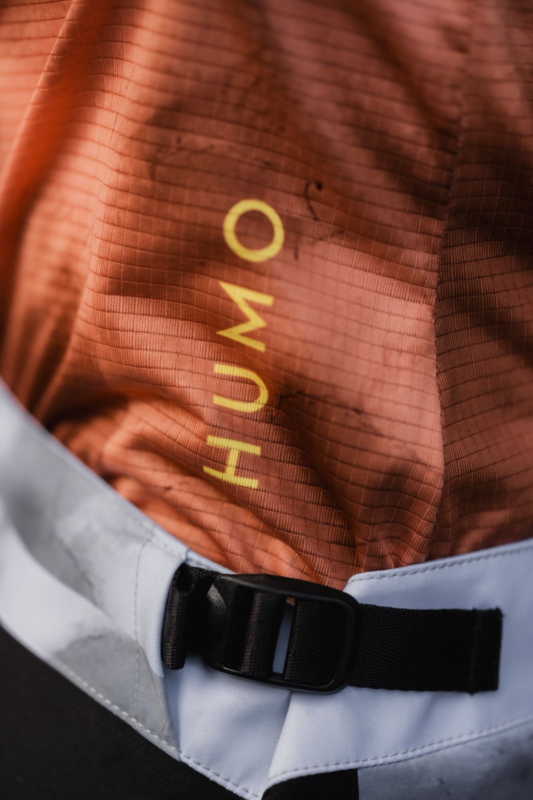 Detalle Jersey MTB para mujer con transporte de humedad, secado rápido y protección UV. Ligero, cómodo y diseñado en Colombia para rutas y terrenos exigentes.