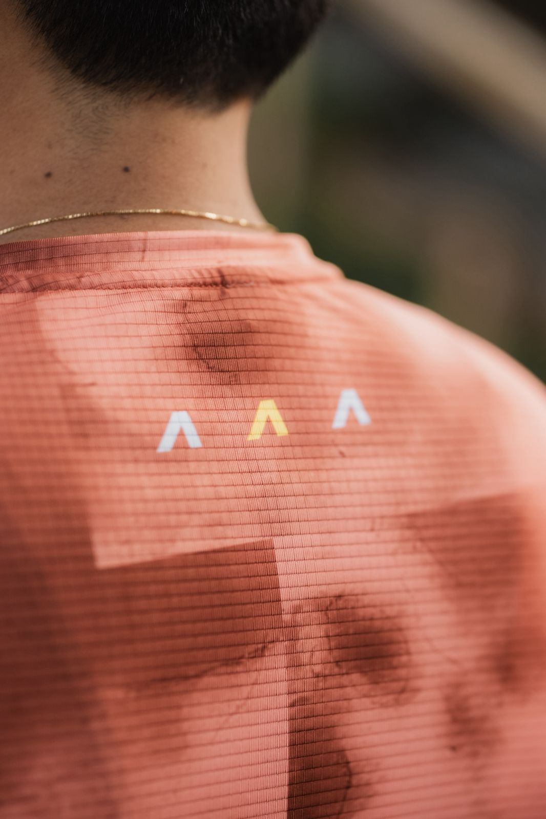 Detalle tejido Jersey MTB para hombre con transporte de humedad, secado rápido y protección UV. Ligero, cómodo y diseñado en Colombia para rutas exigentes.