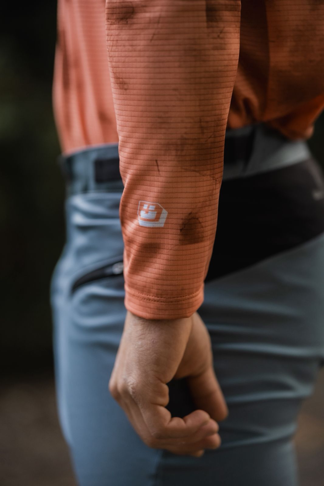 Detalle lateral Jersey MTB para hombre con transporte de humedad, secado rápido y protección UV. Ligero, cómodo y diseñado en Colombia para rutas exigentes.