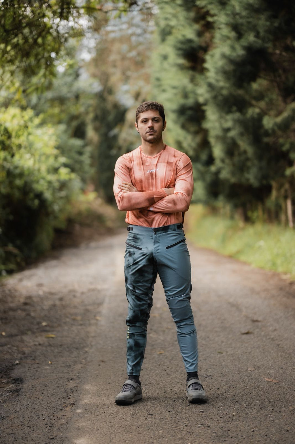 Jersey MTB vista frontal, para hombre con transporte de humedad, secado rápido y protección UV. Ligero, cómodo y diseñado en Colombia para rutas exigentes.