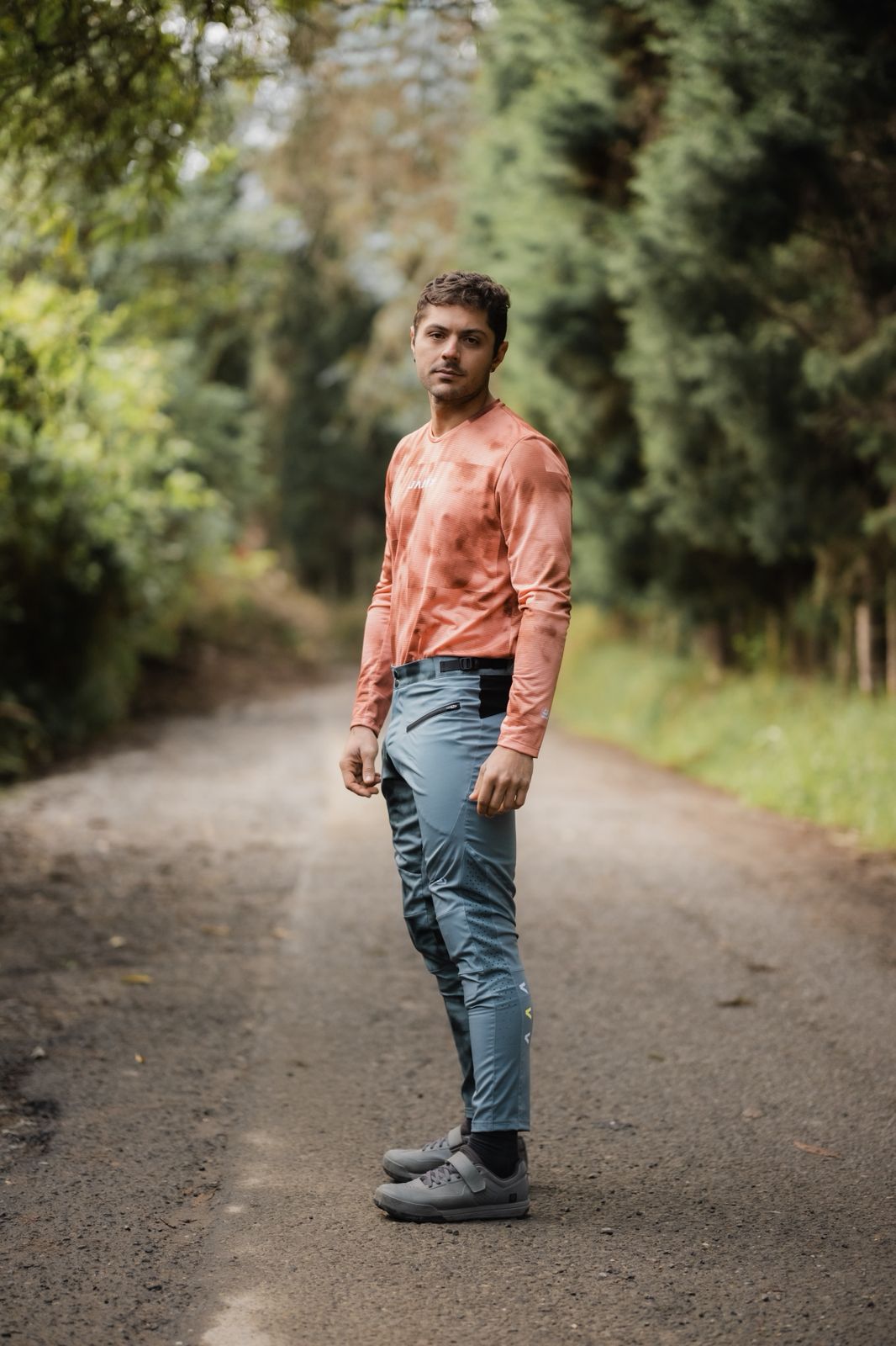 Detalle latera Jersey MTB para hombre con transporte de humedad, secado rápido y protección UV. Ligero, cómodo y diseñado en Colombia para rutas exigentes.