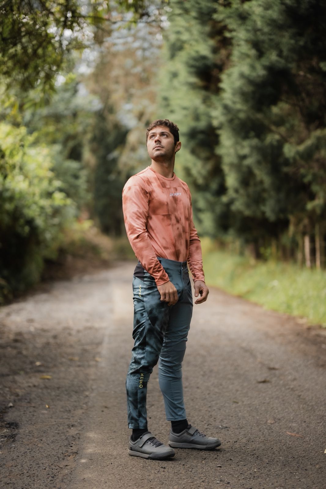 Vista lateral Jersey MTB para hombre con transporte de humedad, secado rápido y protección UV. Ligero, cómodo y diseñado en Colombia para rutas exigentes.