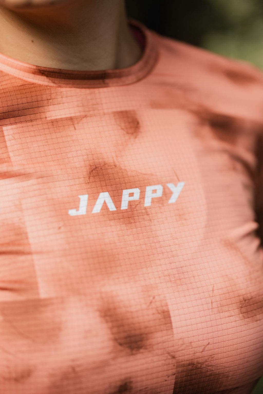 Jersey MTB para mujer con transporte de humedad, secado rápido y protección UV. Ligero, cómodo y diseñado en Colombia para rutas y terrenos exigentes.