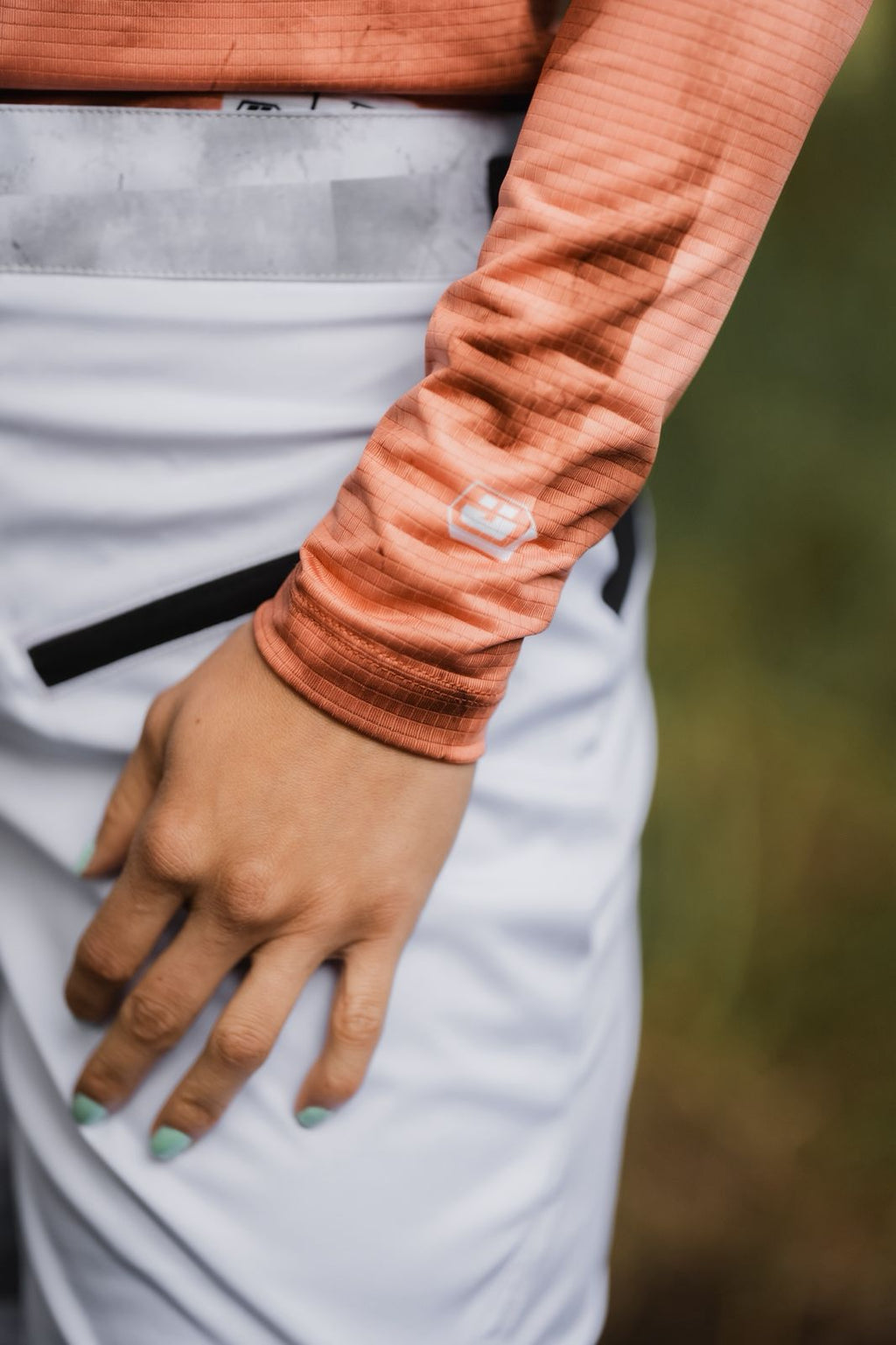 Detalle tejido Jersey MTB para mujer con transporte de humedad, secado rápido y protección UV. Ligero, cómodo y diseñado en Colombia para rutas y terrenos exigentes.