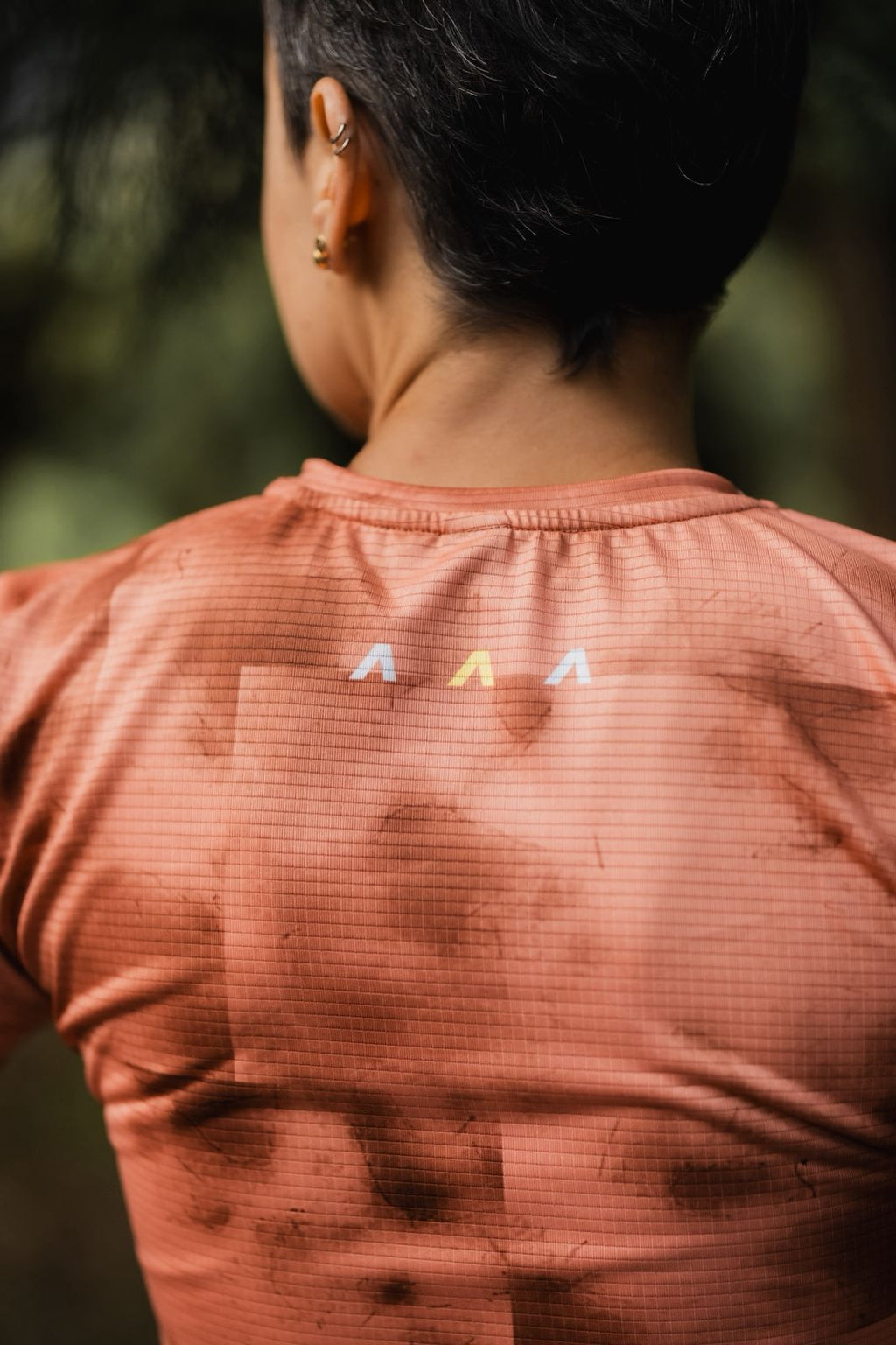 Vista trasera Jersey MTB para mujer con transporte de humedad, secado rápido y protección UV. Ligero, cómodo y diseñado en Colombia para rutas y terrenos exigentes.