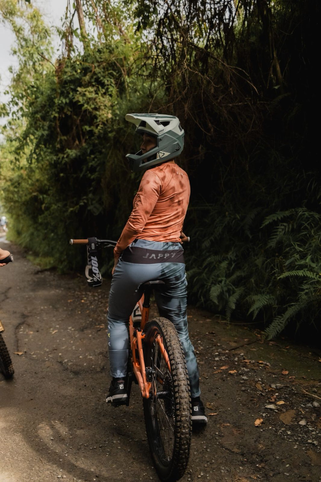 Vista trasera Jersey MTB para mujer con transporte de humedad, secado rápido y protección UV. Ligero, cómodo y diseñado en Colombia para rutas y terrenos exigentes.