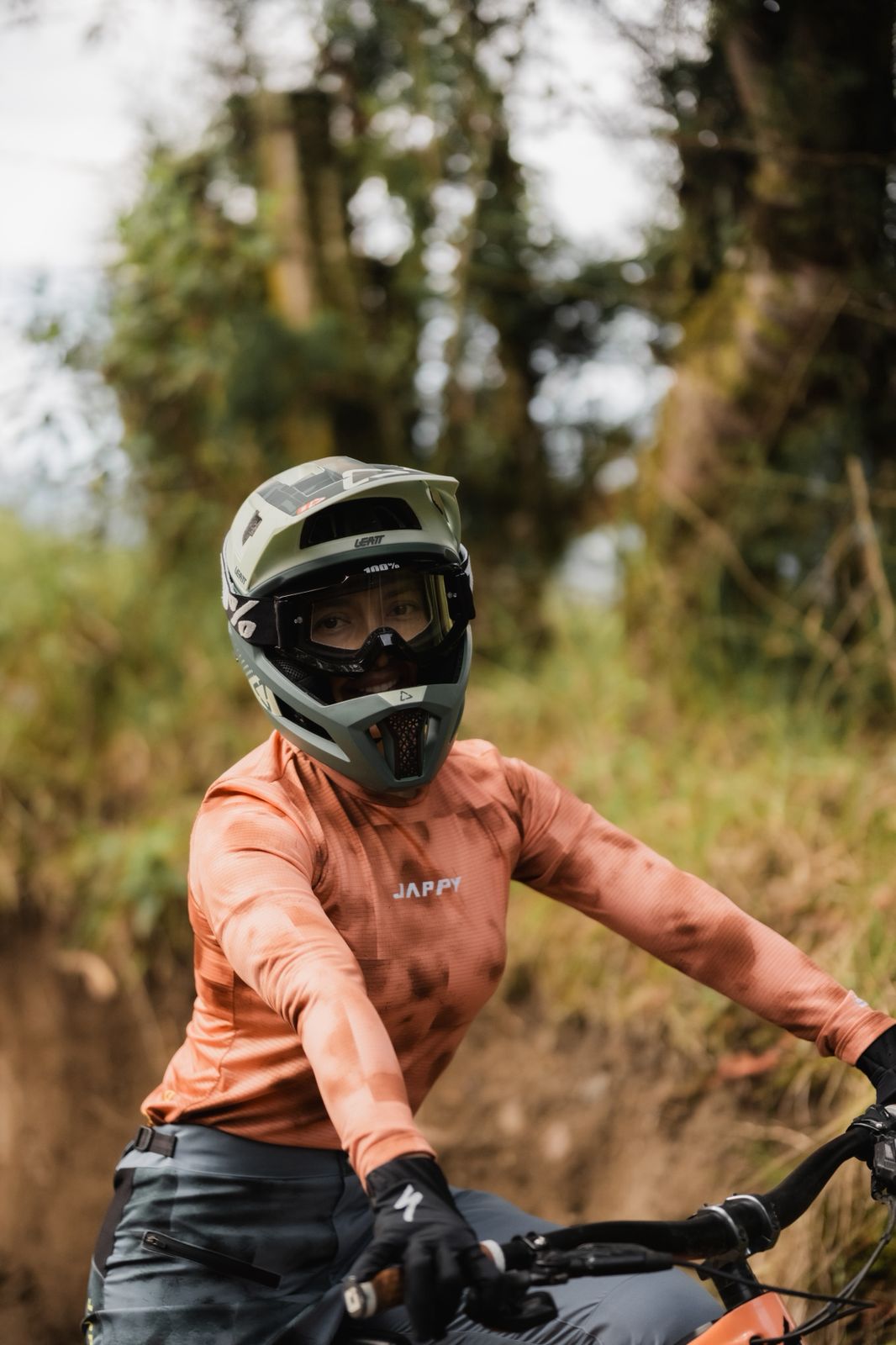 Vista frontal Jersey MTB para mujer con transporte de humedad, secado rápido y protección UV. Ligero, cómodo y diseñado en Colombia para rutas y terrenos exigentes.