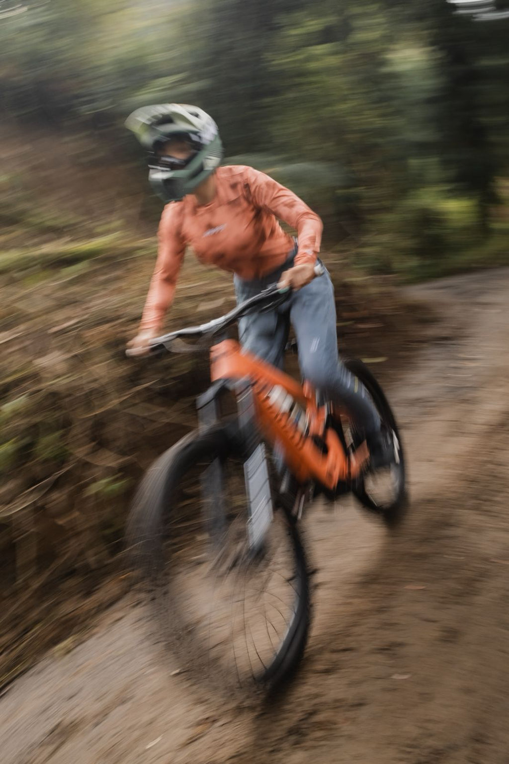 Jersey MTB para mujer con transporte de humedad, secado rápido y protección UV. Ligero, cómodo y diseñado en Colombia para rutas y terrenos exigentes.