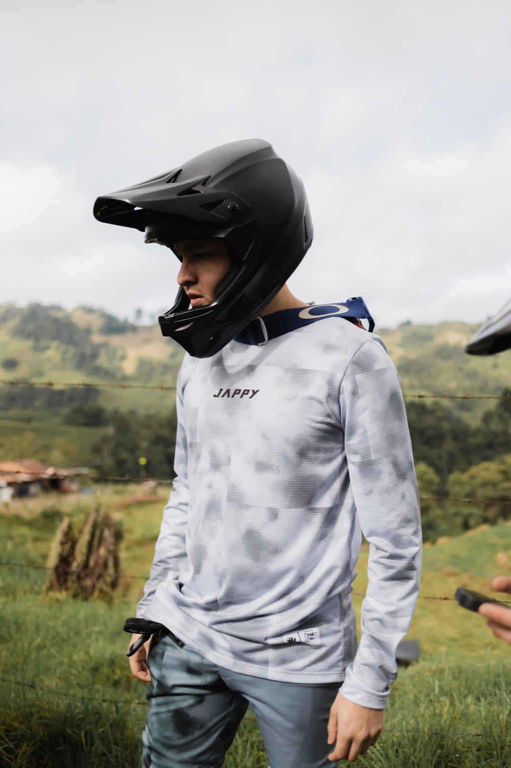 Jersey MTB para hombre con secado rápido, transporte de humedad y protección UV. Ligero, resistente y diseñado en Colombia para rutas exigentes.