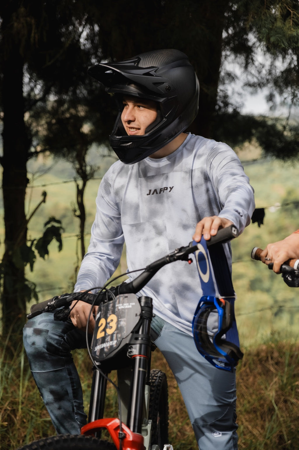 Frontal de Jersey MTB para hombre con secado rápido, transporte de humedad y protección UV. Ligero, resistente y diseñado en Colombia para rutas exigentes.