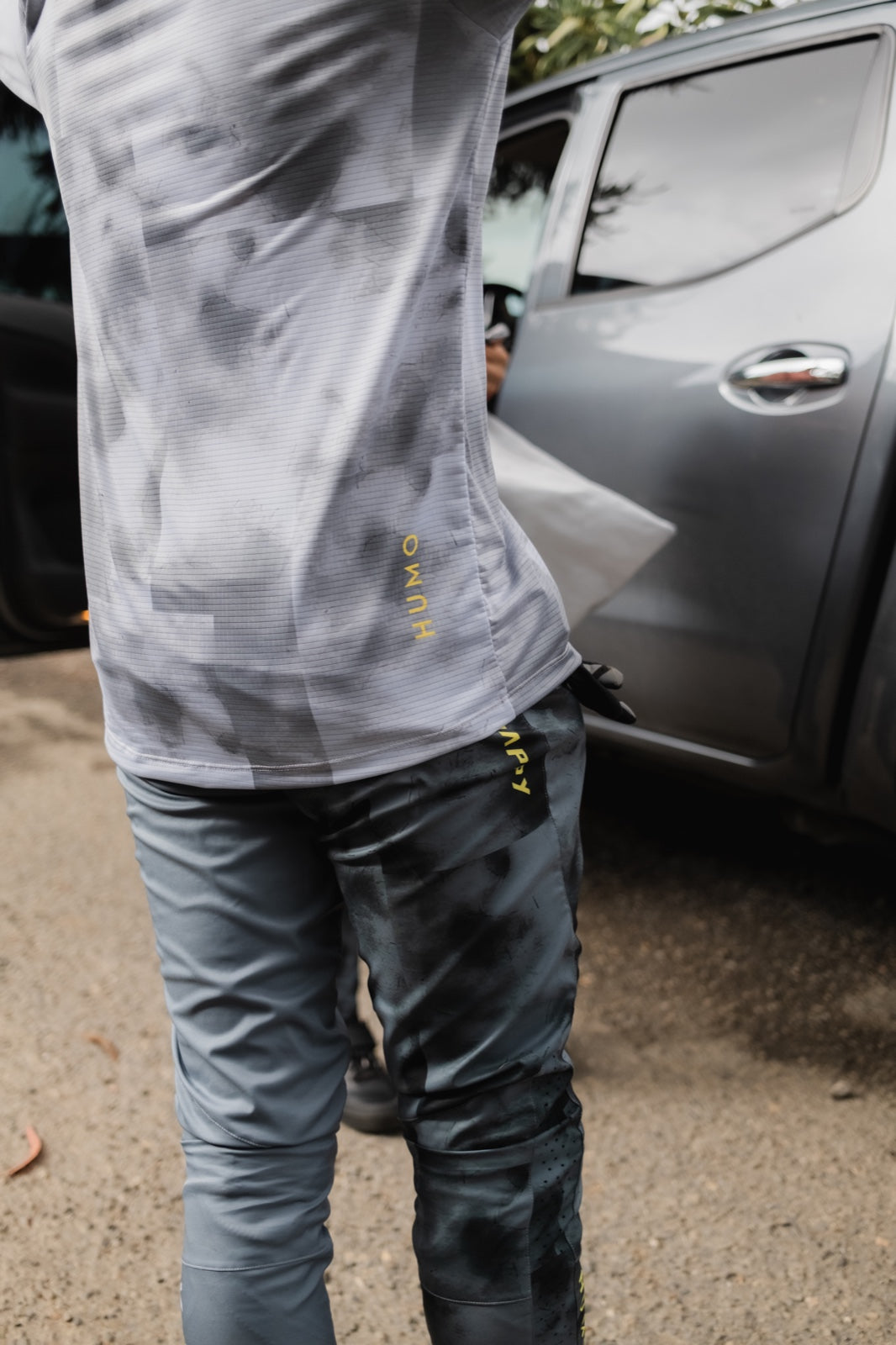 Vista trasera Jersey MTB para hombre con secado rápido, transporte de humedad y protección UV. Ligero, resistente y diseñado en Colombia para rutas exigentes.