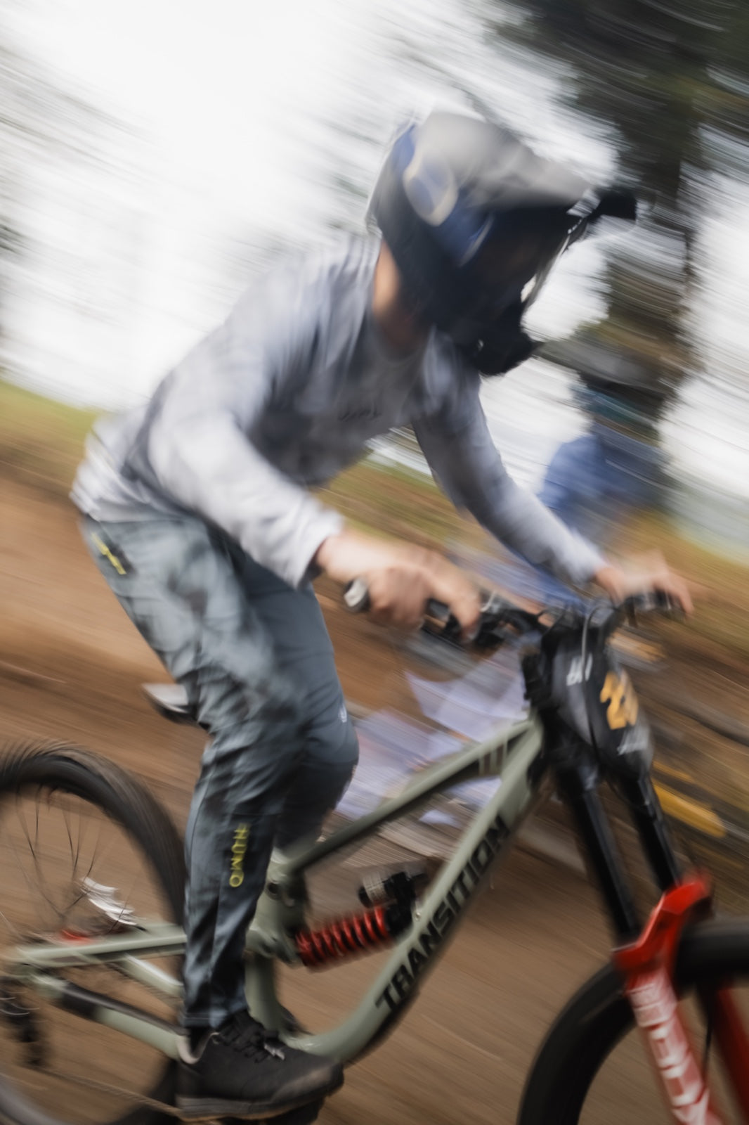 Detalle en movimiento Jersey MTB para hombre con secado rápido, transporte de humedad y protección UV. Ligero, resistente y diseñado en Colombia para rutas exigentes.