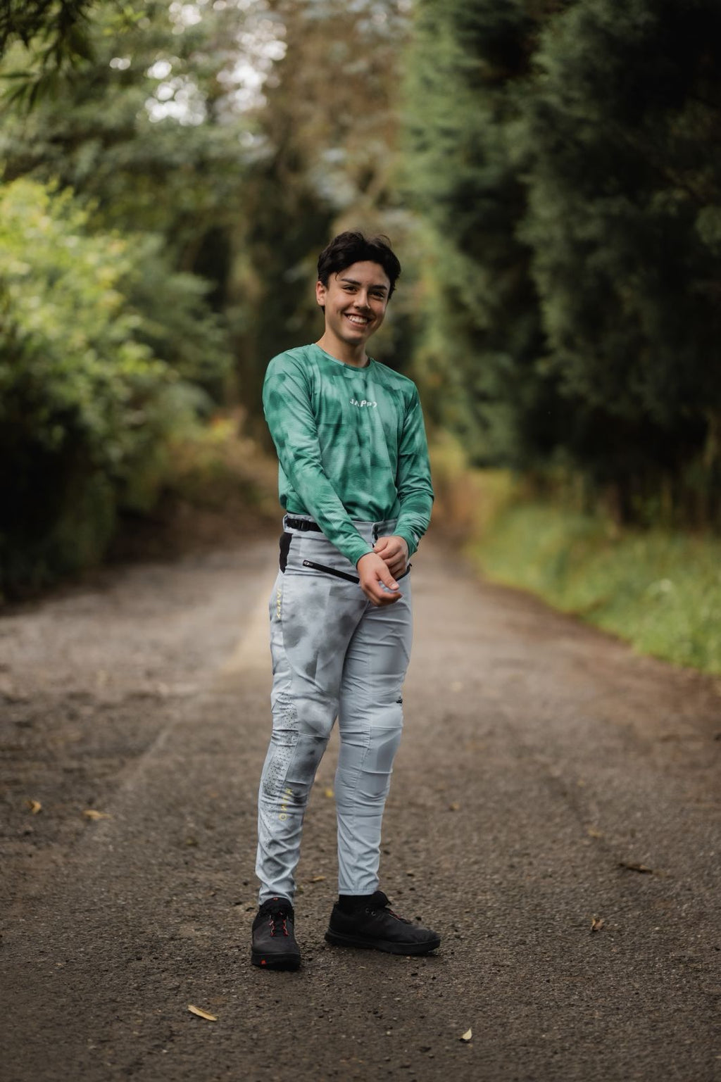 Jersey MTB con secado rápido, transporte de humedad y protección UV. Ligero, resistente y diseñado en Colombia para senderos y rutas exigentes.