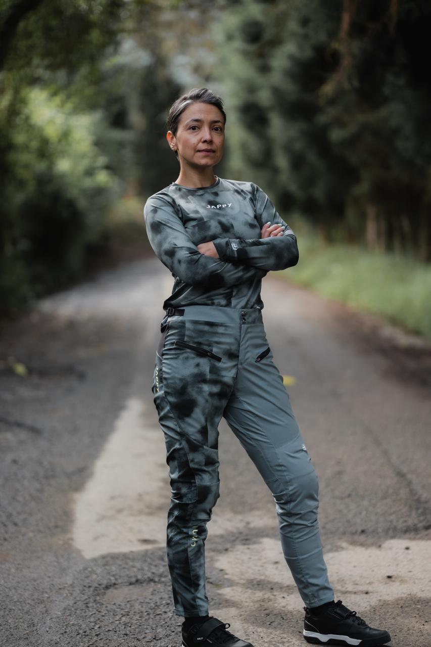 Jersey MTB para mujer con secado rápido, transporte de humedad y protección UV. Ligero, cómodo y diseñado en Colombia para rutas y senderos exigentes.